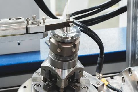 Close-up of precision mechanical device in laboratory. Metal clamp secures cy Fotos de archivo