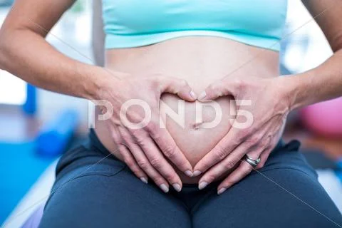 Close-up of pregnant woman touching belly Stock-Fotos