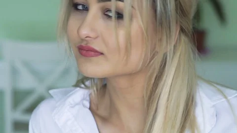 Close up of pretty blonde smiling and posing to camera Vídeo Stock 72645480