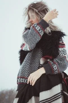 Close up pretty lady in woolen clothes outdoors portrait picture Stock-Fotos