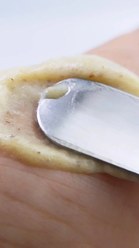 Close up process of applying natural moisturizing cream to hand skin Vídeo Stock 334874541