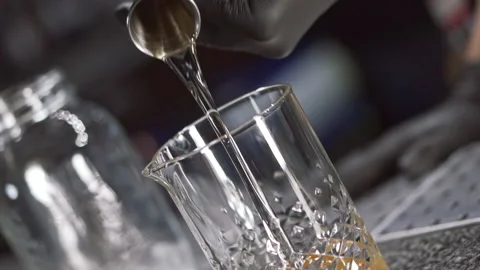 Close-up of the process of making a fragrant sauce with the addition of oil Vidéo 150417931