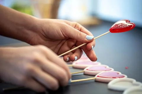 Close-up, the process of making heart-shaped lollipops. Foto stock