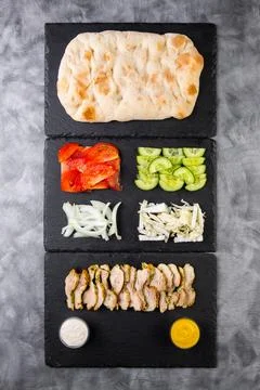 Close-up of the process of making shawarma: tomatoes, onions, cabbage, cucumb Foto stock