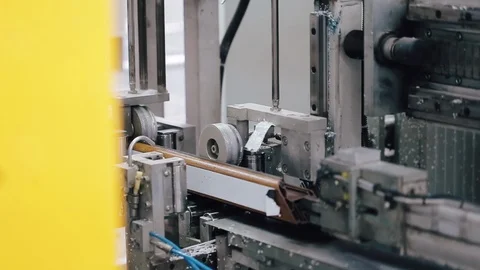 Close up process manufacturing plastic windows in factory. Vidéo 129367266