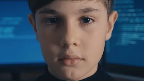 Close-up Prodigy Kid Hacker Programmer at data center filled with monitor Vidéo 102145382