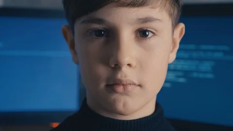 Close-up Prodigy Kid Hacker Programmer at data center filled with monitor Vidéo 102145724