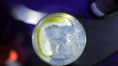 Close up of a professional bartender is preparing an alcoholic cocktail Vídeos de archivo 126265145