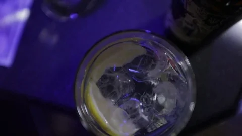 Close up of a professional bartender is preparing an alcoholic cocktail Vídeo Stock 126266012