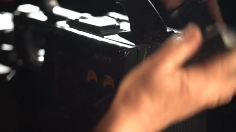 Close-up of a professional camera. Hand inserts battery into camera Stockbeeldmateriaal 114428802