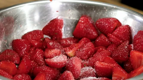 Close up of professional chef sprinkles sugar over the strawberries. 4K 库存影片 134447324