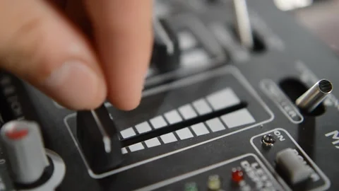 Close-up professional dj raise the volume of the mixer audio for music 库存影片 197979036