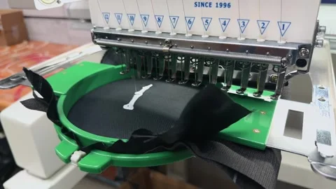 Close Up of Professional Industrial Multi-Needle Embroidery Machine Head St.. 스톡 동영상 332204823