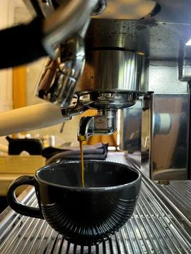 Close up professional pulling short of aroma roasted coffee from coffee machi 스톡 사진