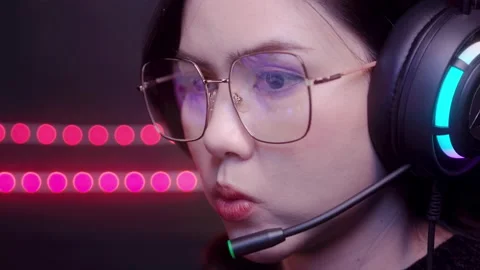Close up of professional Streamer and gamer wearing glasses playing online vi Vídeo Stock 193452133