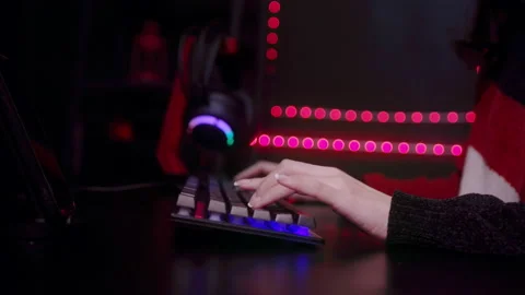 Close up of professional Streamer hand on keyboard playing online video games Vídeo Stock 193454864