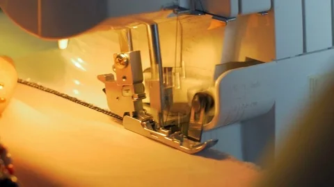 Close-up of professional tailor hands guiding textile in a sewing machine. Vídeo Stock 80471813