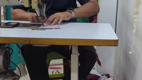 Close-up of Professional Tailor Hands Using Industrial Sewing Machine. Vidéo 333204106