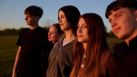 Close up profile of five young students looking at the sunset Video stock 334560987
