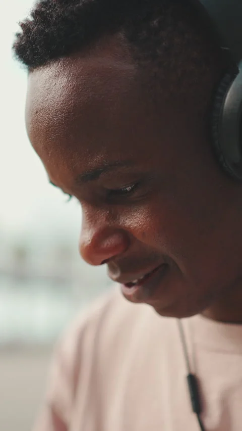 Close-up profile of young african student sitting outside of university Vídeo Stock 226936088