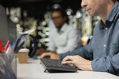 Close up of programmer typing on PC keyboard in office Stock-Fotos