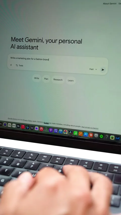 Close up of a prompt being run on a laptop screen in the Gemini app. Vertical 库存影片 334963360