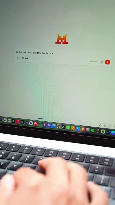 Close up of a prompt being run on a laptop screen in Mistral Le Chat. Vertical 库存影片 334963430
