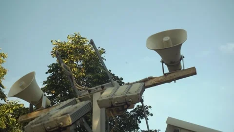 Close-Up of Public Loudspeakers Mounted on a Pole in a Park. 스톡 동영상 343894528