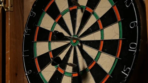 Close up pulling darts out of dart board Stockbeeldmateriaal 106112719