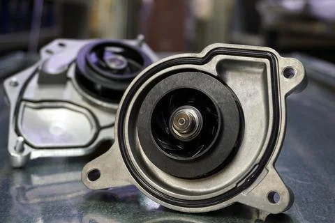 Close-up - pump of the cooling system of a modern car. Foto stock