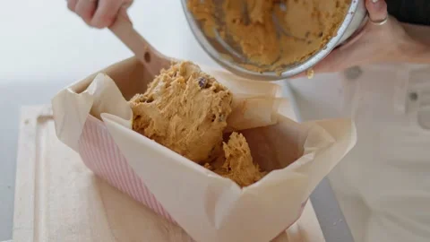 Close up of pumpkin loaf mixture being put in loaf tray 库存影片 219403473