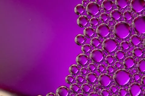 Close-up of purple bubbles in liquid, abstract background. 스톡 사진
