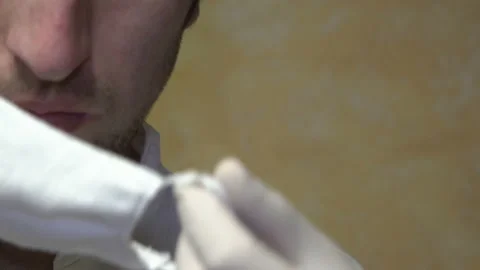 Close up put on a mask man Vidéo 126694725