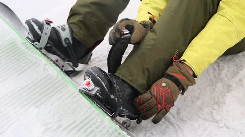 Close up to put a snowboard in the winter 库存影片 73674039