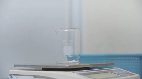 Close up put white powder into beaker on scales Laboratory slow-motion 50fps Vídeos de archivo 247484400