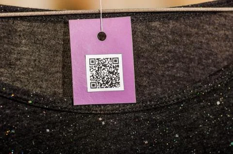 Close up of a QR code information in a clothes ticket in a blurred background Foto stock