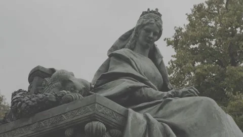 Close to queen Elizabeth statue Stock Footage 166090601
