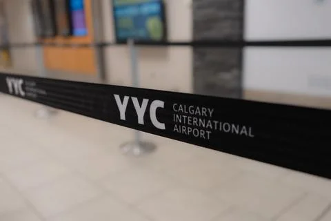 Close-up of queue barriers at Calgary International Airport indoors. Foto stock