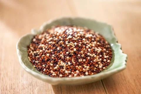 Close-up of quinoa in green leaf shape porcelain dish Foto stock