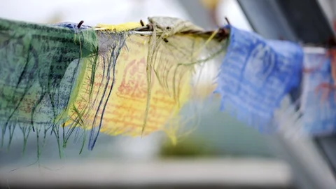 Close up rack focus of prayer flags on barbed wire in Nepal Video stock 91171560