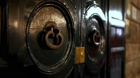 Close up rack focus of vintage door knobs in Rome, Italy. 動画素材 229101704