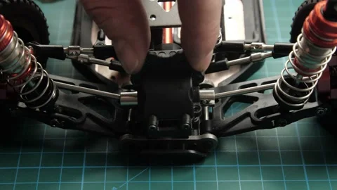 Close-up radio control model buggy car. The hands of the master assemble the 库存影片 147404767