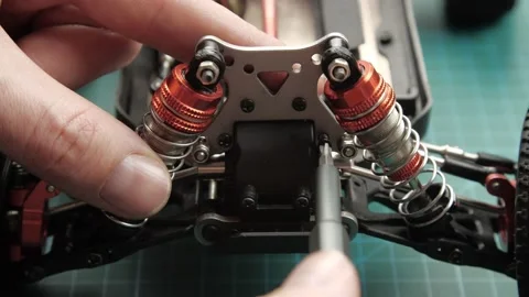 Close-up radio control model buggy car. The hands of the master assemble the 库存影片 147405024