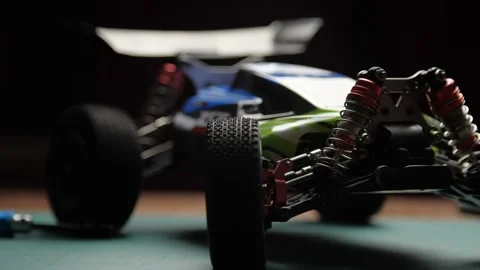 Close-up radio control model buggy car on cutting mat, front view. Vídeos de archivo 147405084