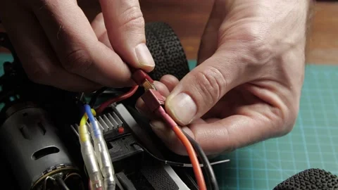 Close-up radio control model buggy car. The hands of the master connecting the 库存影片 147405217