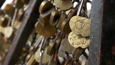 Close up railing with padlocks. Symbol of love. City of Paris. Video 4K 库存影片 219395123