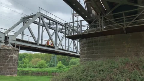 Close up railway bridge across the River. 库存影片 217547749