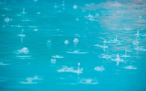 Close up of rain drops falling in the swimming pool. Foto stock