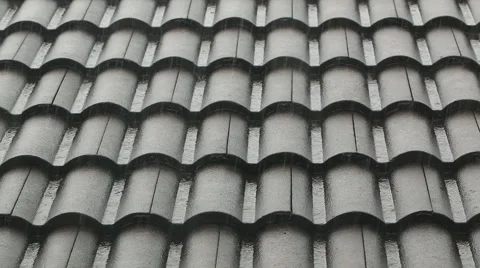 Close-up of rain falling on and rolling off a roof Видео 51297767