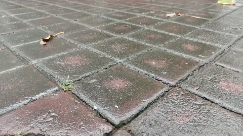 Close-up rain splash hitting the paving, drizzling rain 스톡 동영상 198678760